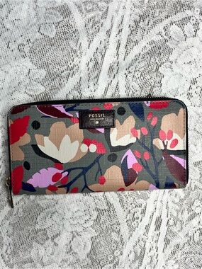Fossil Logan Small Bifold Floral Zip Wallet in Navy, Pink, Red and Tan